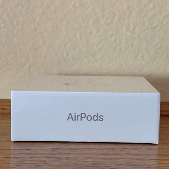 Apple Airpods 2nd Generation BRAND NEW - Picture 3 of 5